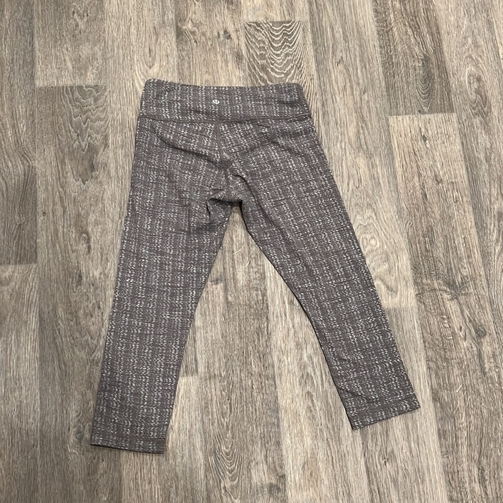 Lululemon size 6 Capri, wunder under